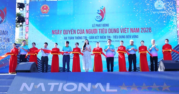 Các đại biểu lãnh đạo thực hiện nghi thức cắt băng phát động Ngày Quyền của Người tiêu dùng Việt Nam