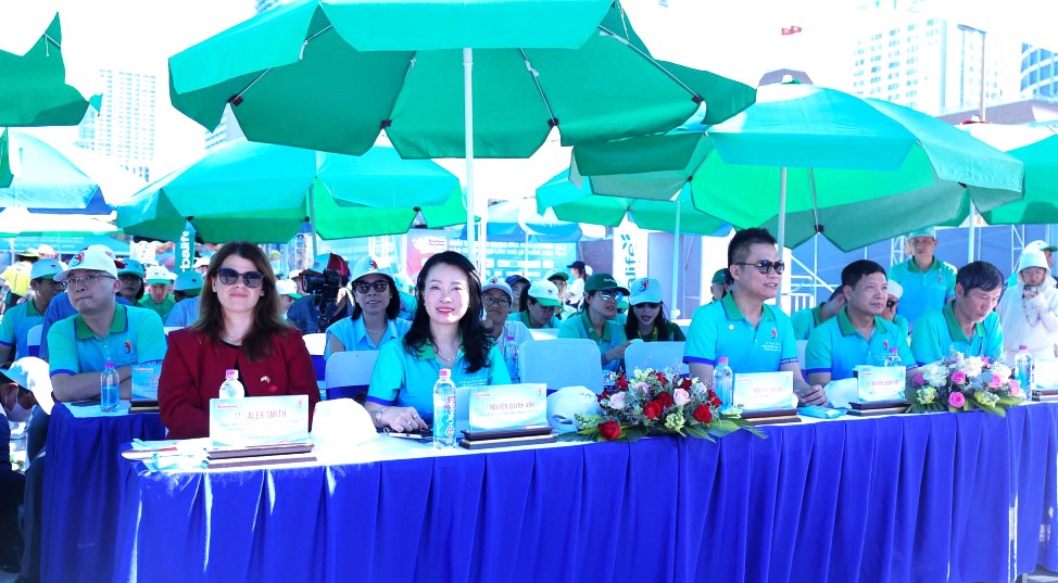 Bà Zoey Danan, Tham tán cải cách Quy đinh cấp cao, phái đoàn Vương quốc Anh tại ASEAN (áo đỏ) và bà Nguyễn Quỳnh Anh- Phó Chủ tịch UBCTQG cùng tham dự Lễ phát động 