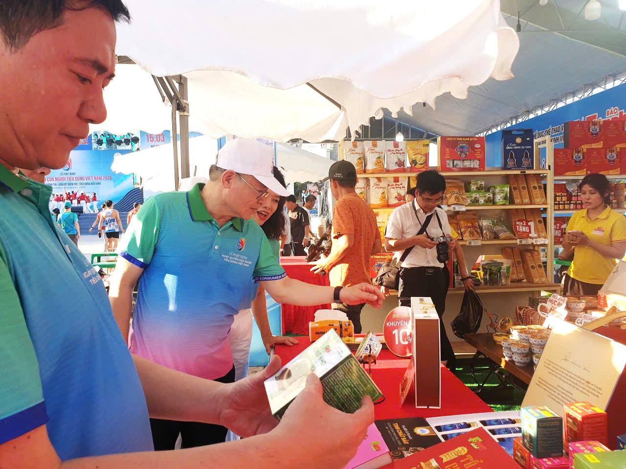 Đoàn đại biểu lãnh đạo Bộ Công Thương và Hội BVNTD Việt Nam tham quan các sản phẩm trưng bày tại hội chợ Ngày Quyền của Người tiêu dùng Việt Nam