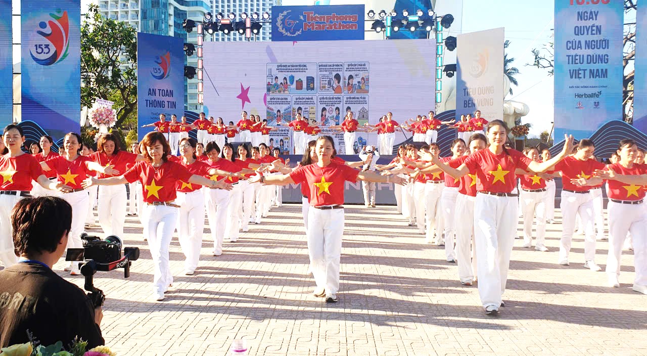 Đồng diễn dân vũ bài Người tiêu dùng Việt