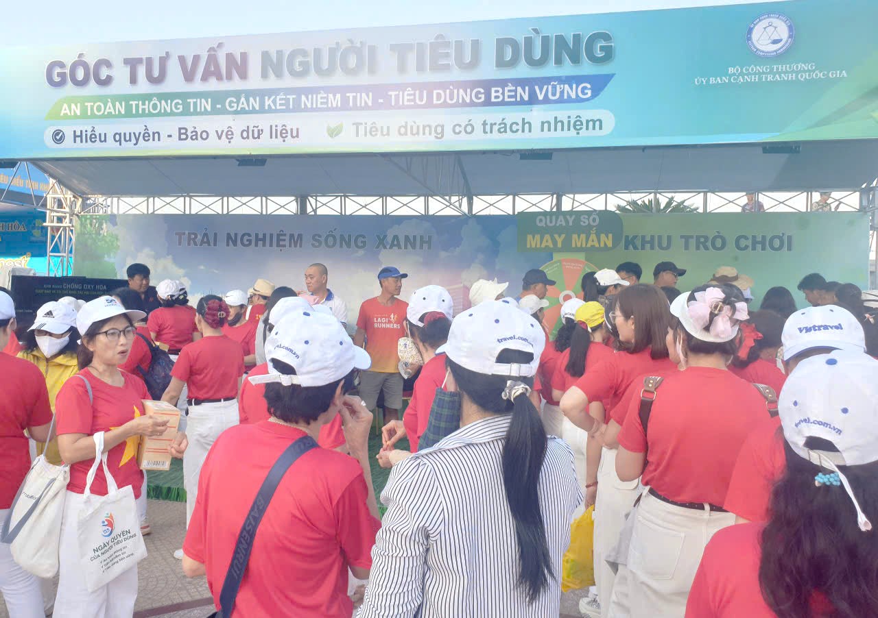 Gian hàng Góc tư vấn NTD do Hội BVNTD Việt Nam phụ trách luôn đông kín người