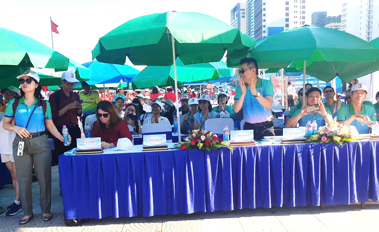 Hàng ngàn đại biểu doanh nghiệp, người tiêu dùng hào hứng hưởng ứng lễ phát động Ngày Quyền của NTD Việt Nam tại bờ biển Trần Phú, Nha Trang