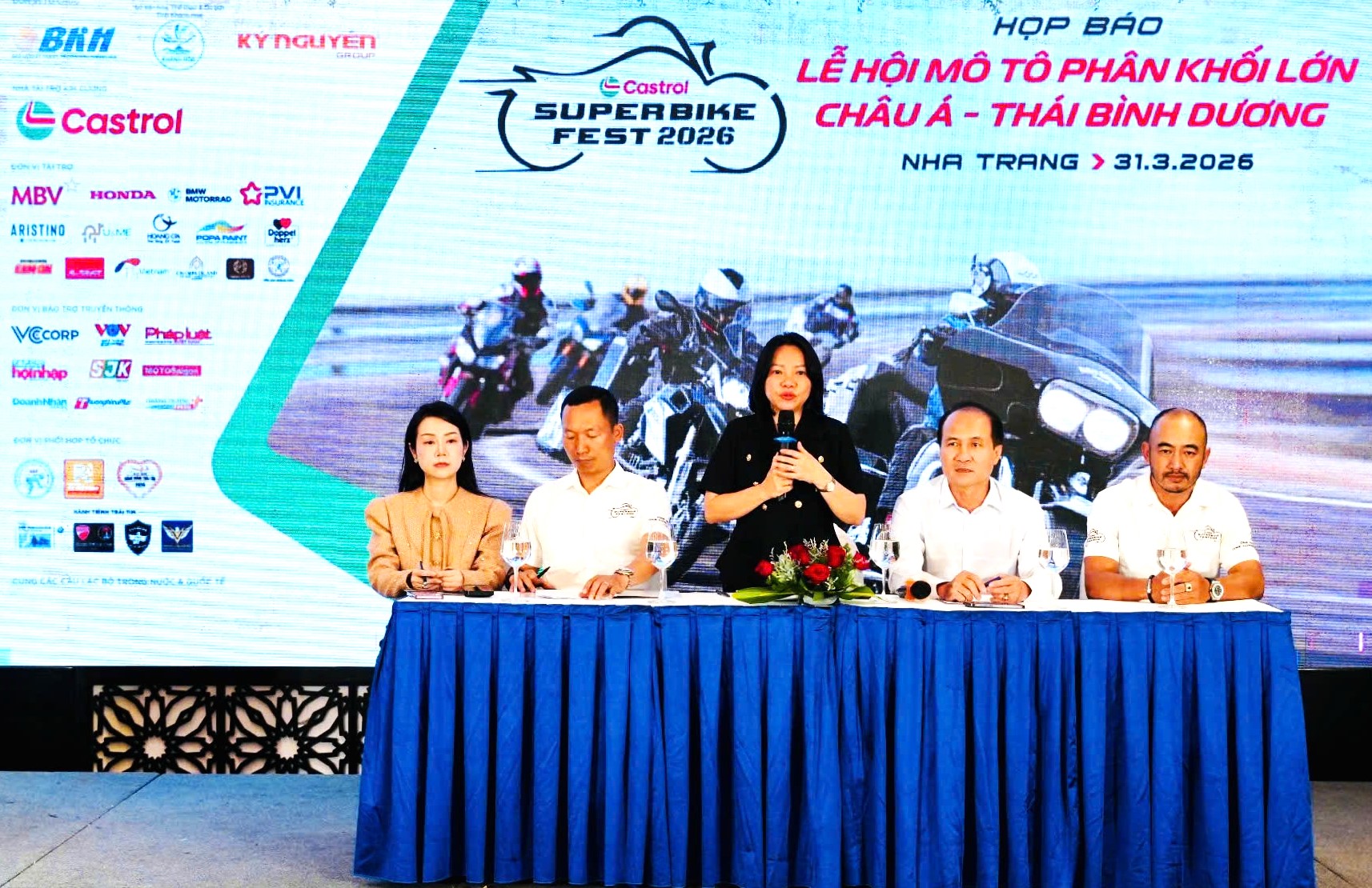 Ban tổ chức chủ trì họp báo