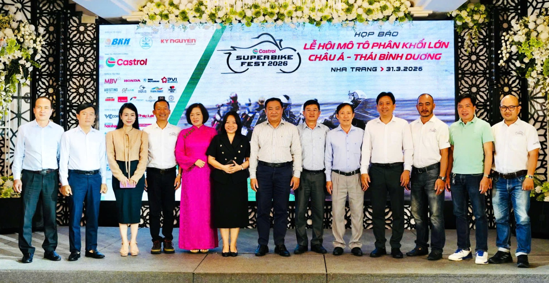 Ban tổ chức chụp hình lưu niệm cùng đại biểu lãnh đạo, nhà tài trợ kim cương