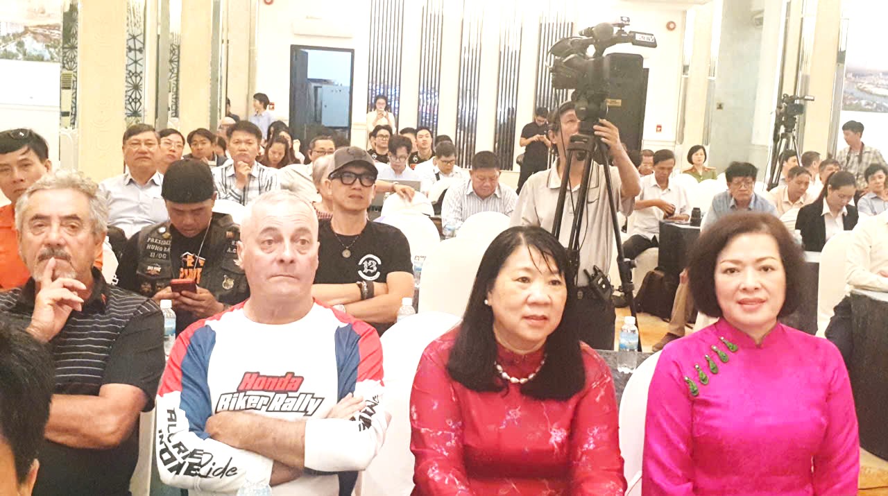 Các biker nước ngoài cùng tham dự họp báo
