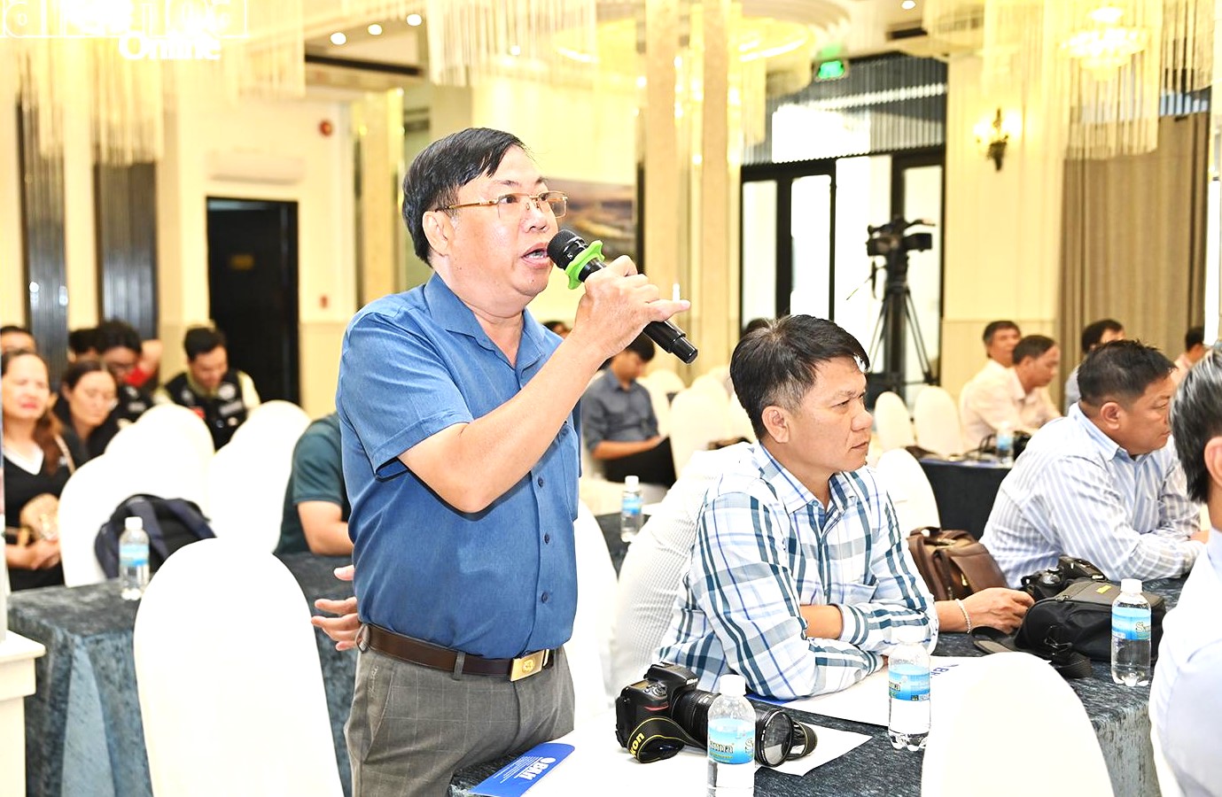 Nhà báo Ngọc Phương (Báo Văn hóa) đặt câu hỏi.