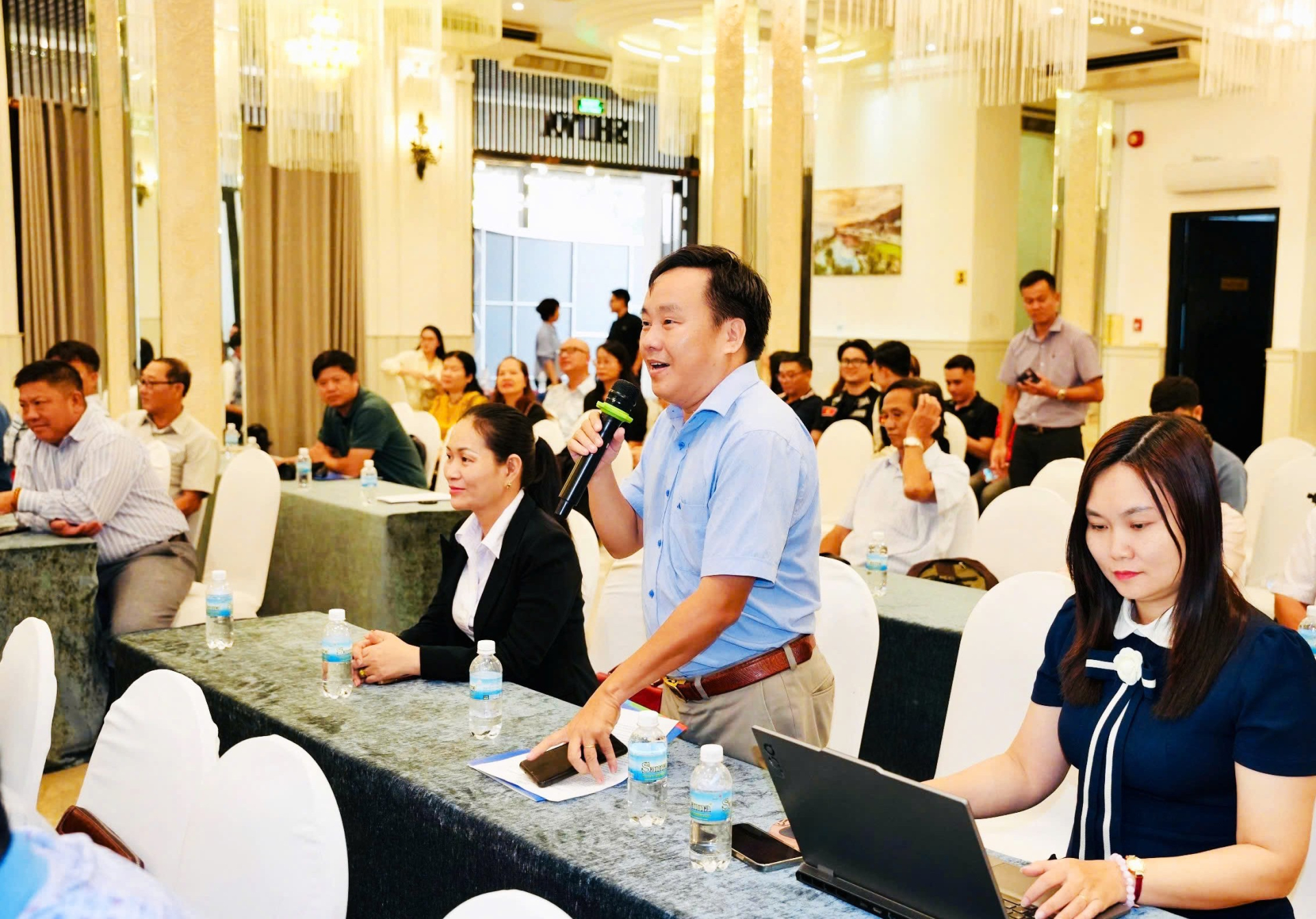 Nhà báo Võ Thái Bình (VOV) phát biểu tại họp báo