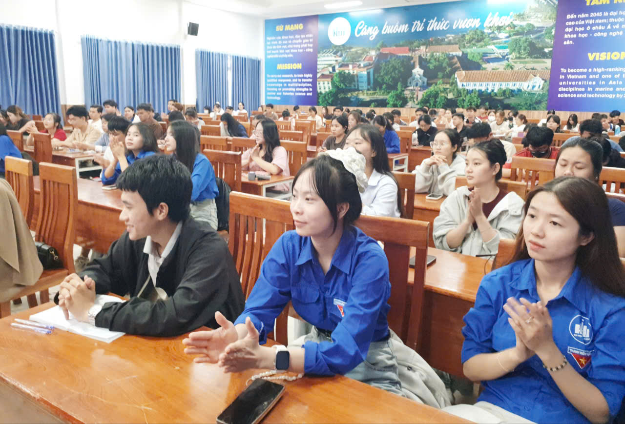 Các bạn trẻ phấn khích được đón nhận nhiều ý kiến hay tại workshop