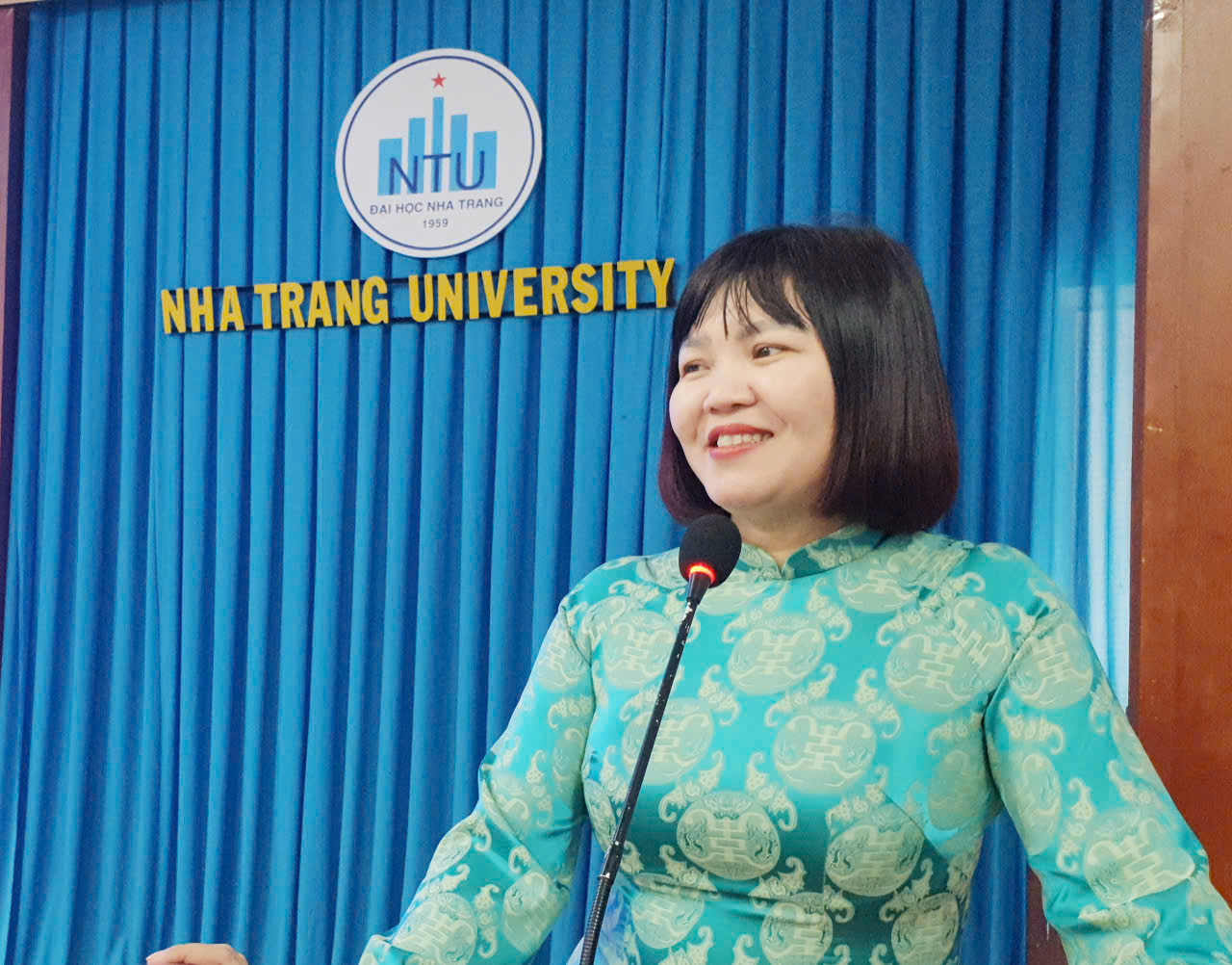 TS. Trần Thị Mỹ Hạnh, Giám đốc Trung tâm Đổi mới sang tạo NTU, Chi hội phó Chi hội Nữ trí thức Khánh Hòa chia sẻ trải nghiệm bản thân về tự khai vấn