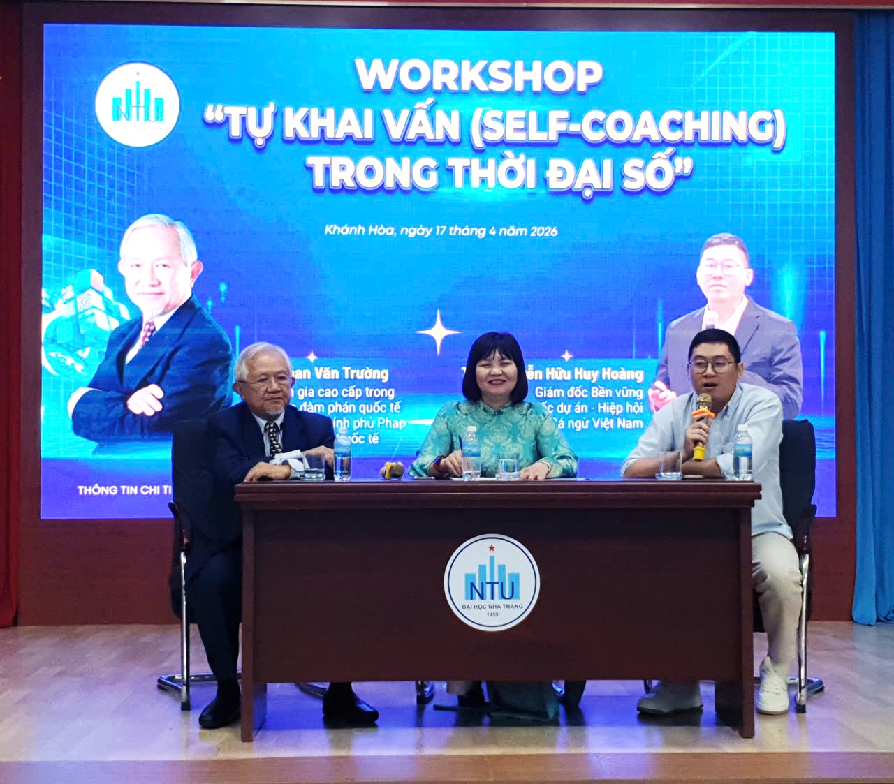 TS.Trần Thị Mỹ Hạnh, giám đốc Trung tâm Đổi mới sáng tạo NTU, Chi hội phó Chi hội Nữ Trí thức Khánh Hòa cùng 2 diễn giả đối thoại sôi nổi với mọi thành viên tham dự