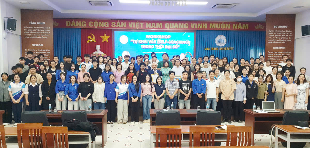 Nhiều doanh nhân trẻ, nữ trí thức, sinh viên và cựu sinh viên chụp hình lưu niệm với 2 diễn giả và BTC