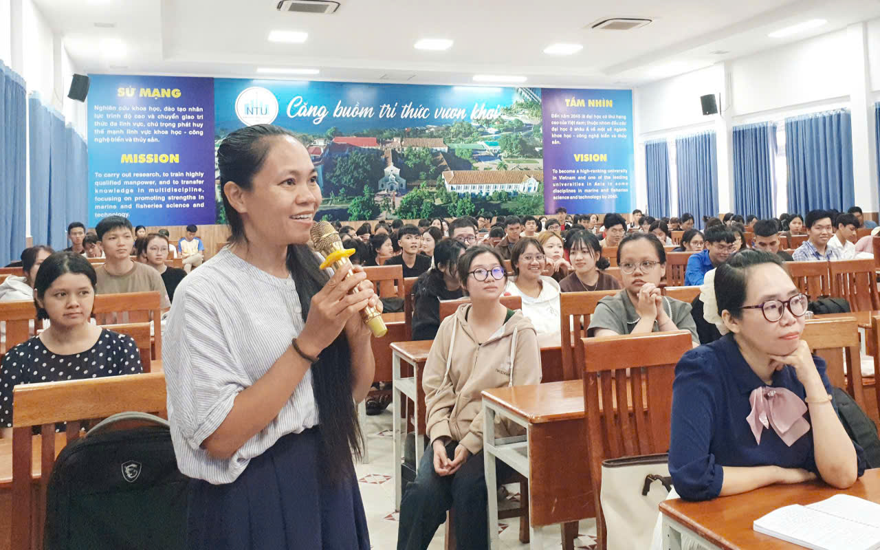 TS.Hà Thị Hải Yến, giảng viên của NTU đặt câu hỏi khá hay gắn với doanh nhân trẻ khởi nghiệp