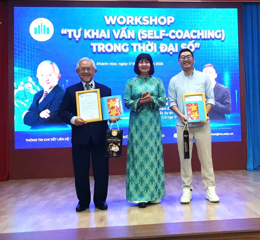 TS.Trần Thị Mỹ Hạnh- Giám đốc Trung tâm khởi nghiệp, đổi mới sáng tạo NTU, Chi hội phó Chi hội Nữ Trí thức Khánh Hòa trao thư và quà tri ân cho 2 diễn giả.