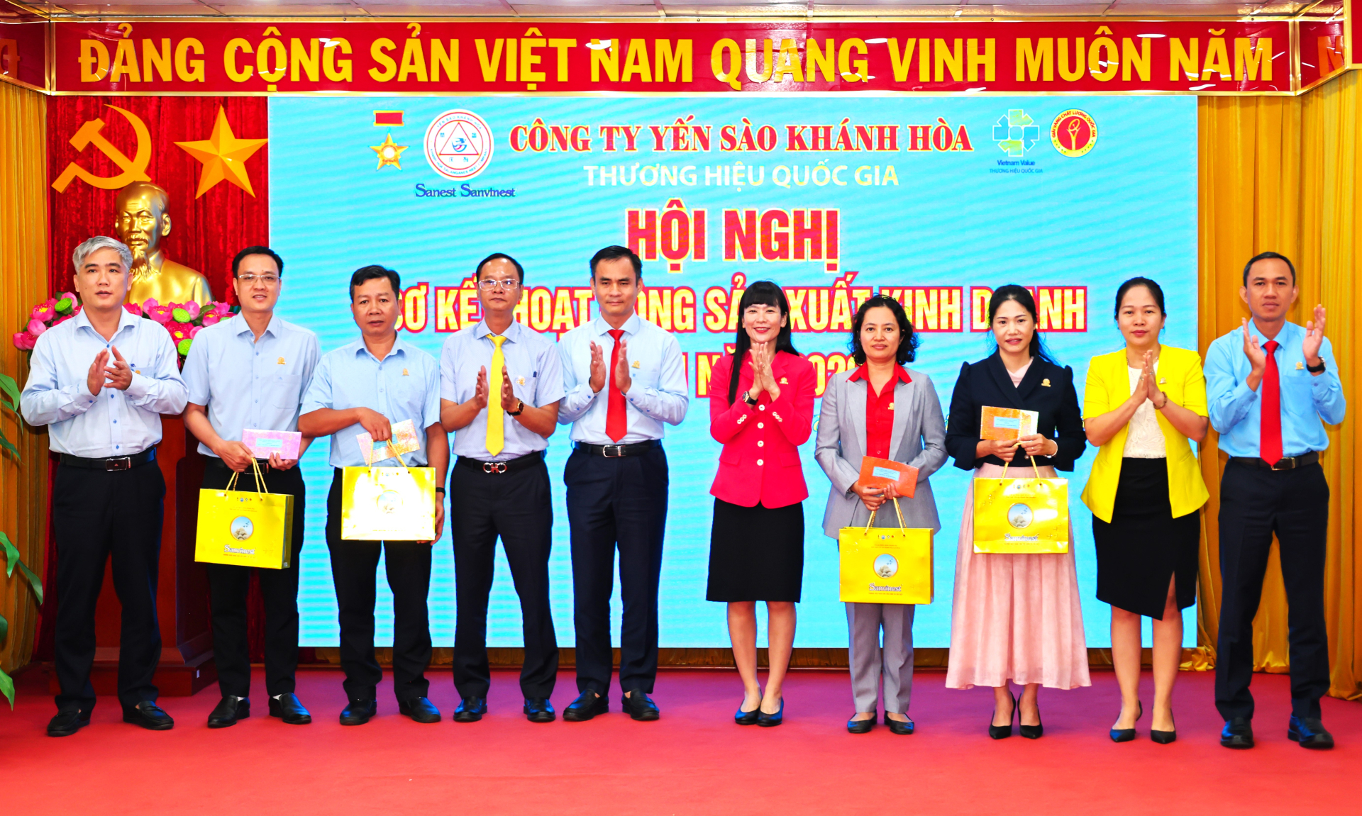 Lãnh đạo Công ty đã khen thưởng cho nhiều tập thể, cá nhân xuất sắc trong quý I