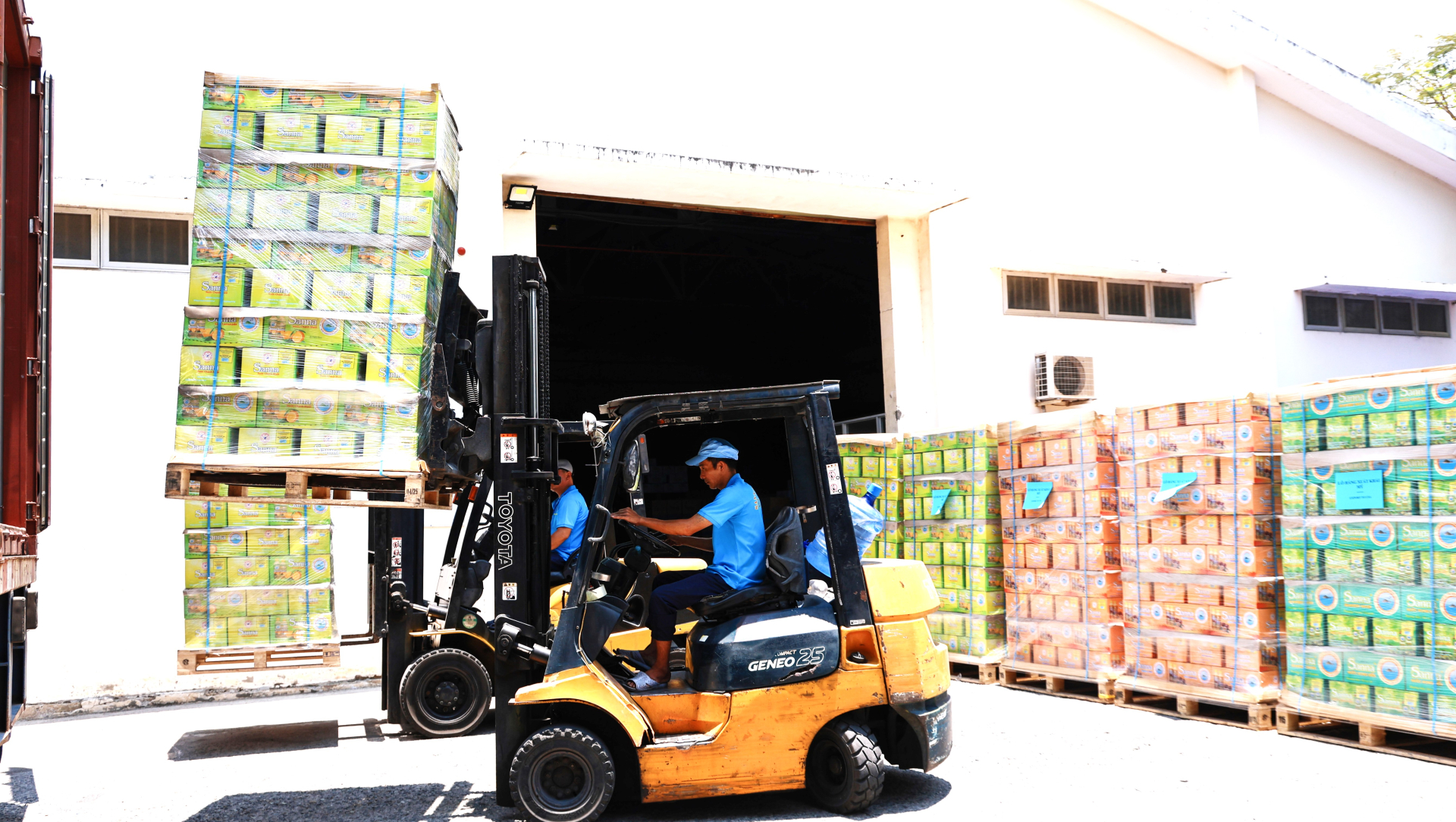 Những kiện hàng nước giải khát Sanna xuất khẩu Hoa Kỳ đã được chuyển lên container
