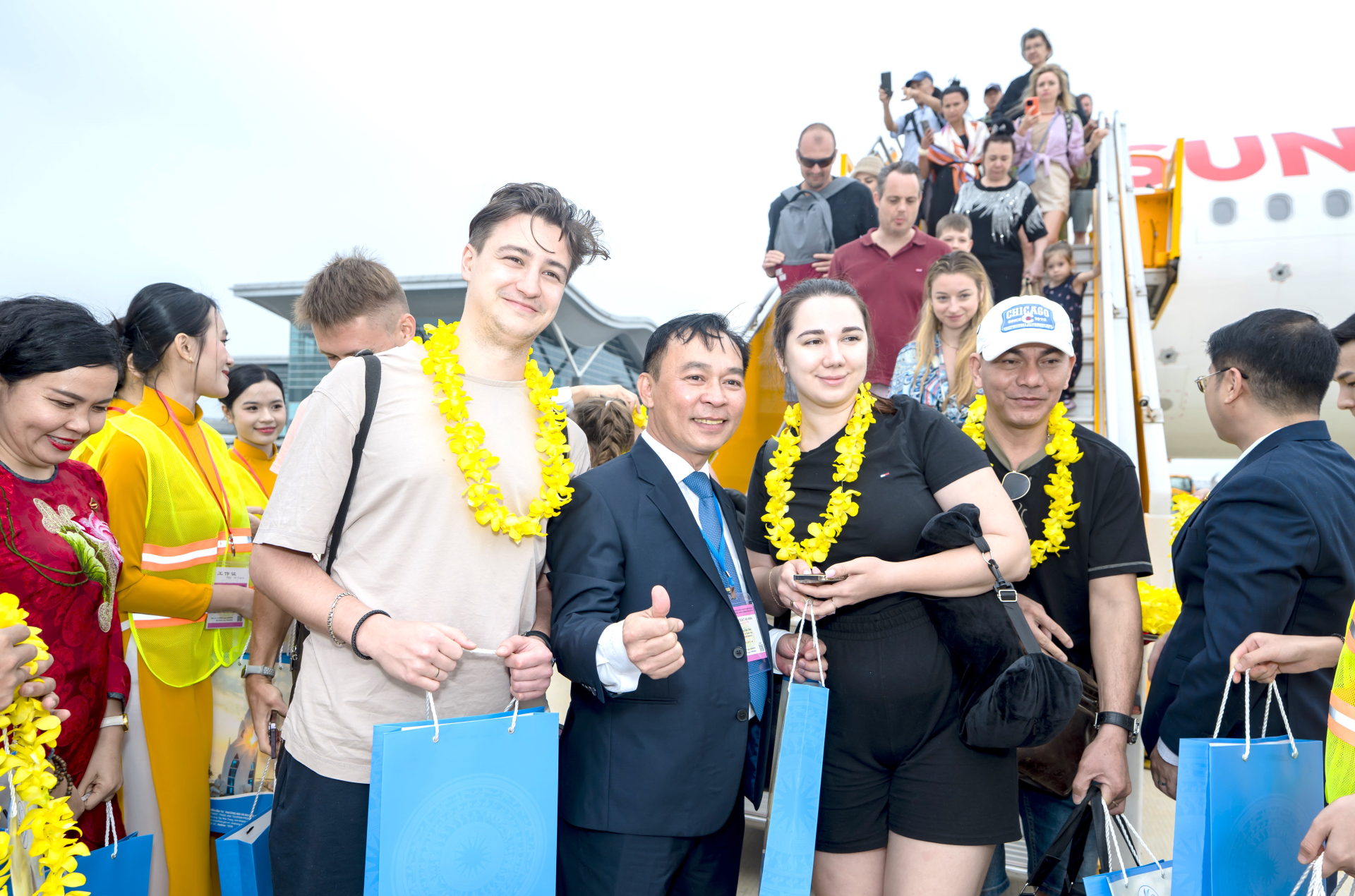 Du khách trên chuyến bay SUN PhuQuoc đầu tiên đến Khánh Hòa