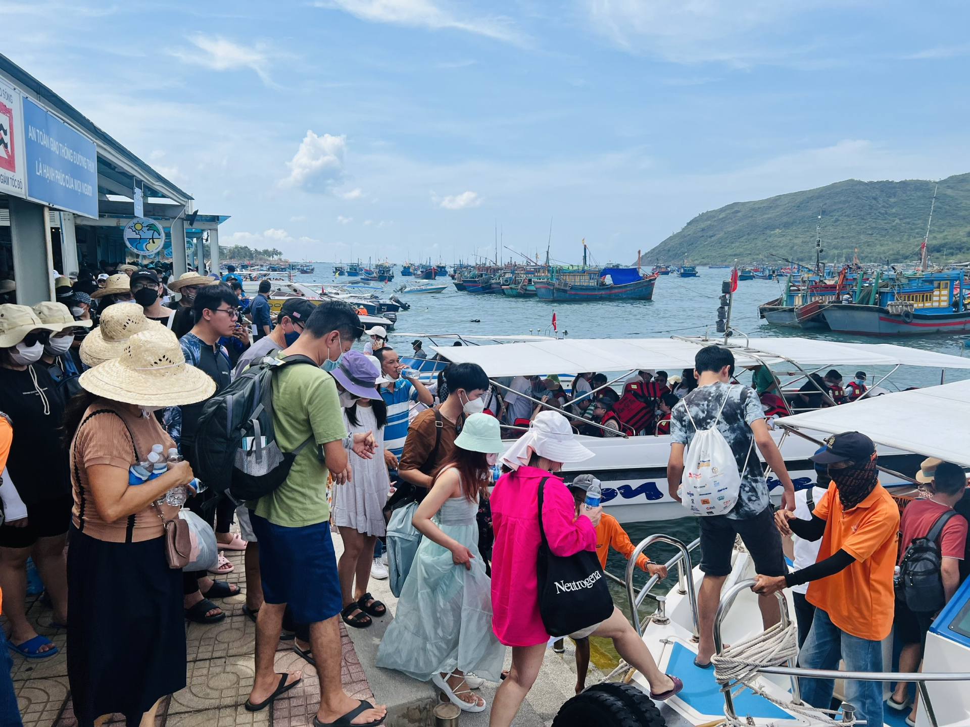 Tour biển đảo thu hút đông du khách nội địa
