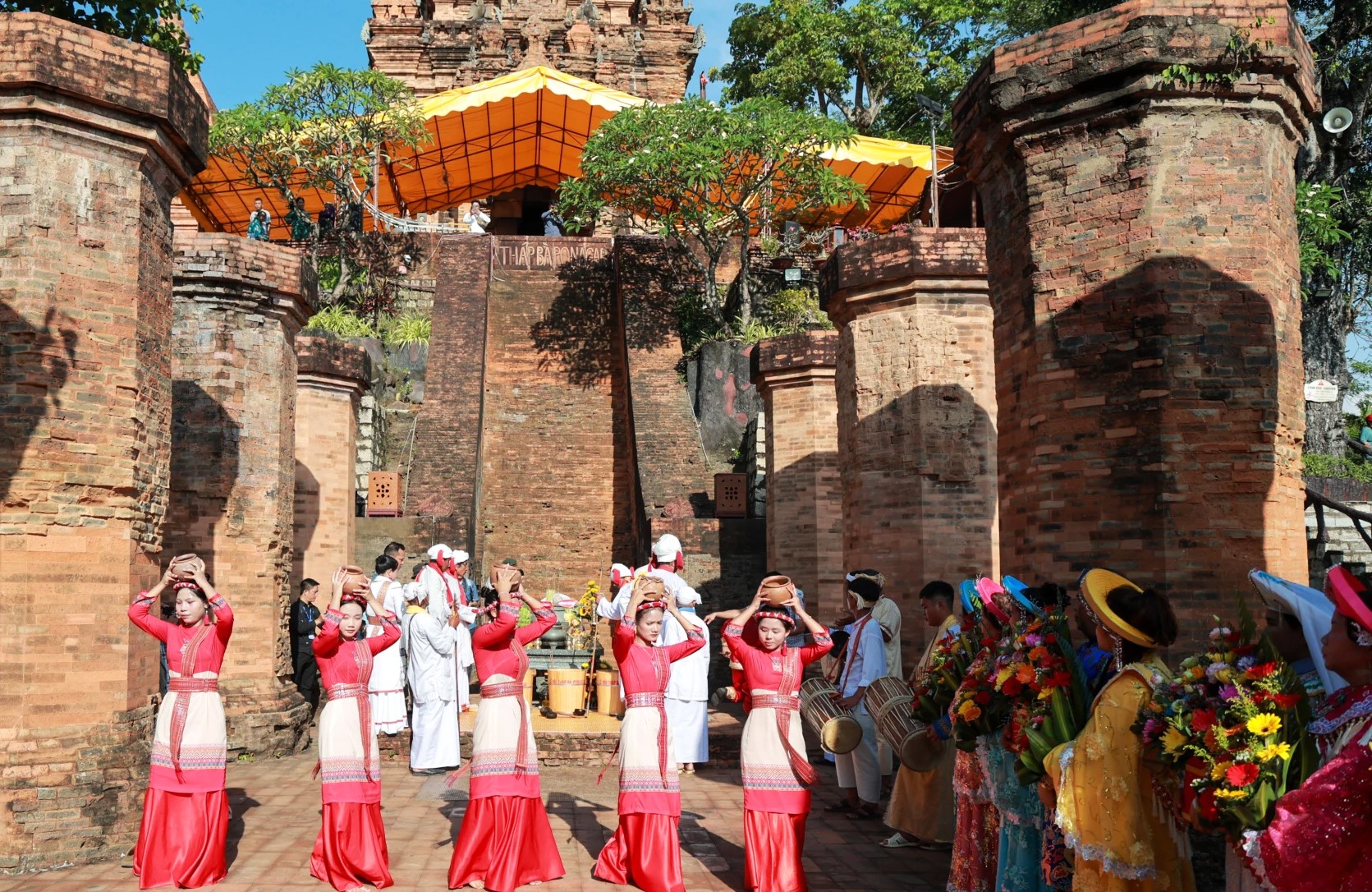 Các thiếu nữ Chăm thực hiện nghi lễ dâng nước lên Mẫu tại khu vực Mandapa.