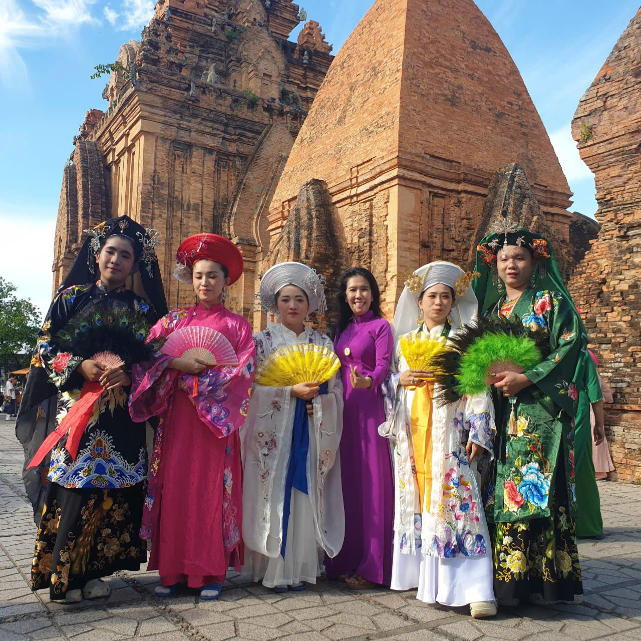 Lộng lẫy lễ phục hầu Mẫu
