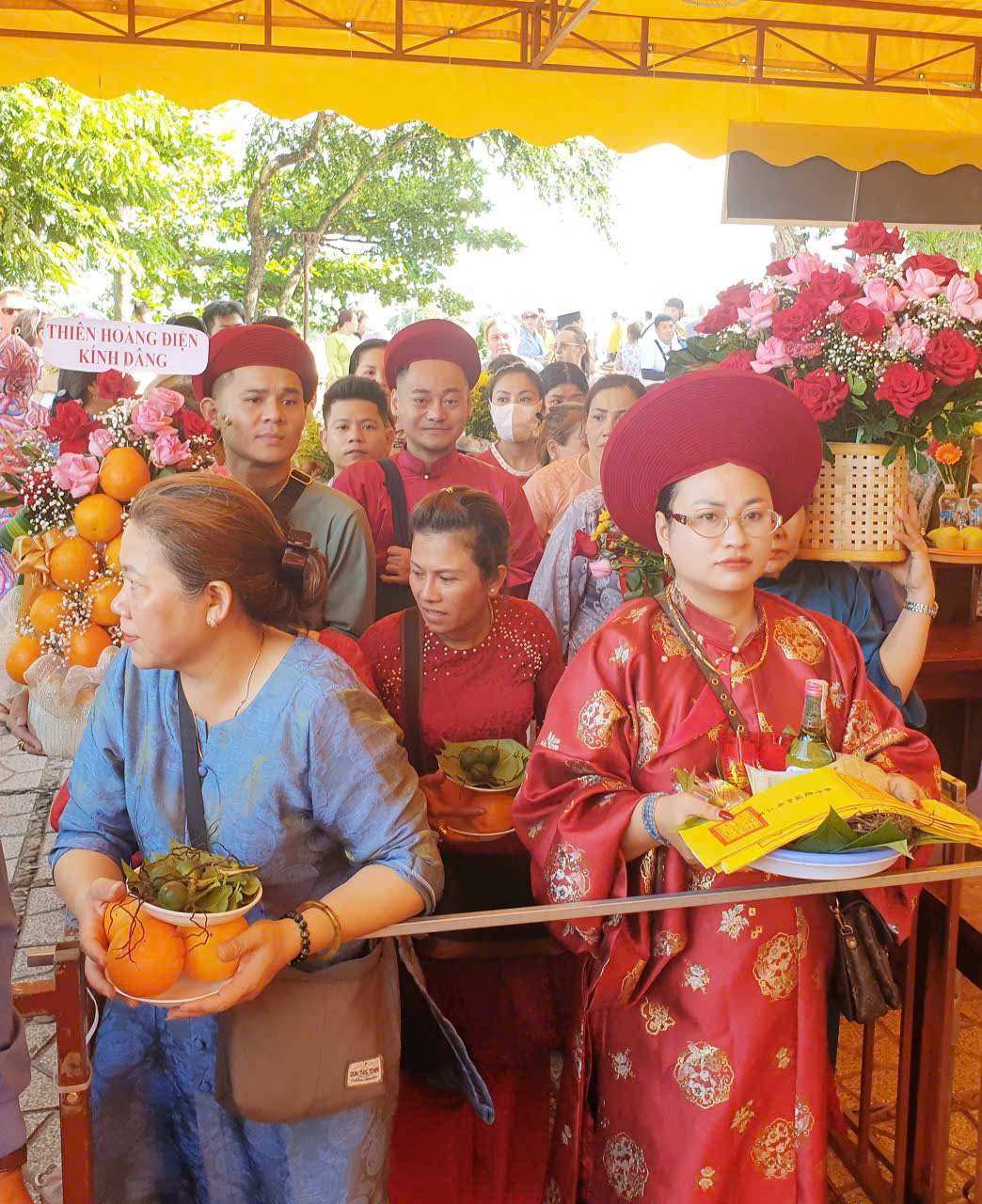 Các đoàn Đạo Mẫu xa gần chờ vào điện chính dâng lễ