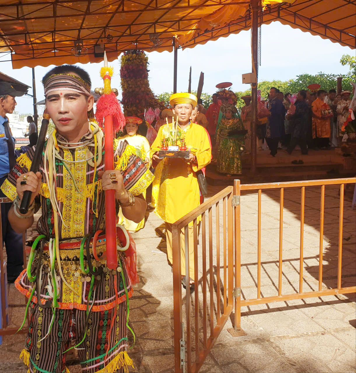 Các đoàn nối nhau vào dâng lễ