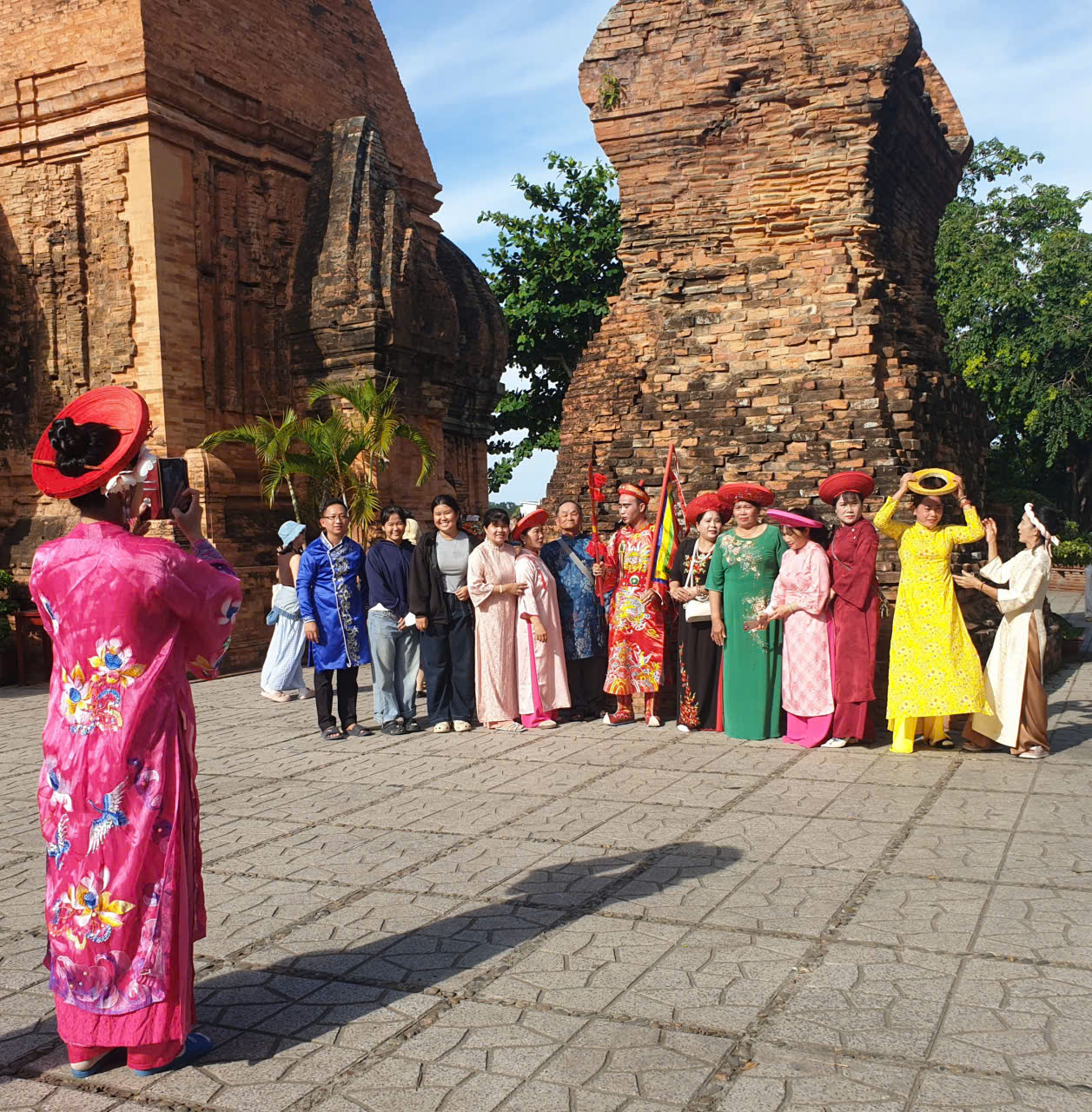 Các đoàn tranh thủ lưu lại kỷ niệm sau khu đền tháp
