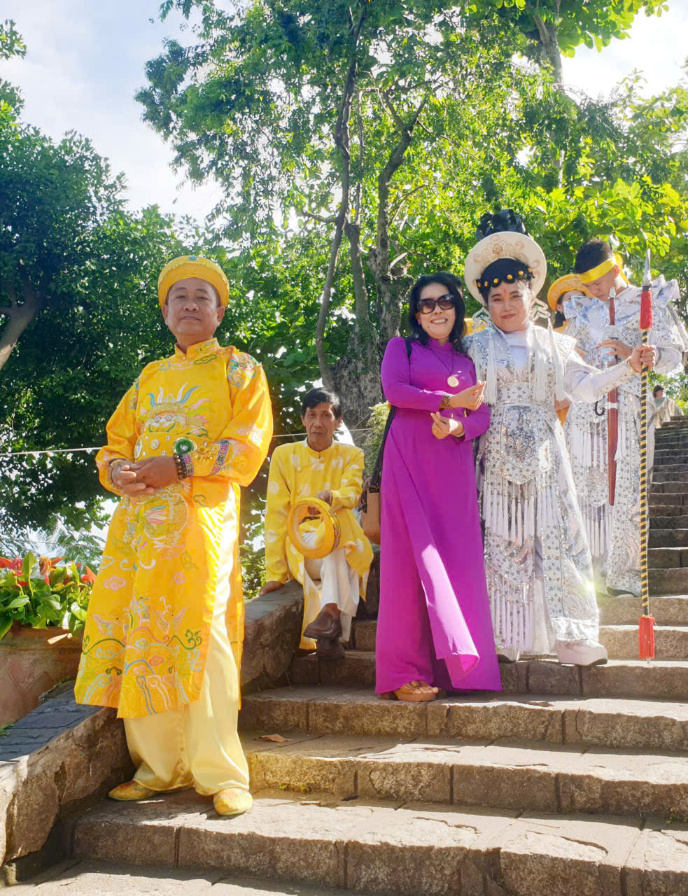 Lưu niệm cùng Đoàn chầu Mẫu đếntừ Cà Mau              Các đoàn Đạo Mẫu xa gần chờ vào điện chính dâng lễ        
