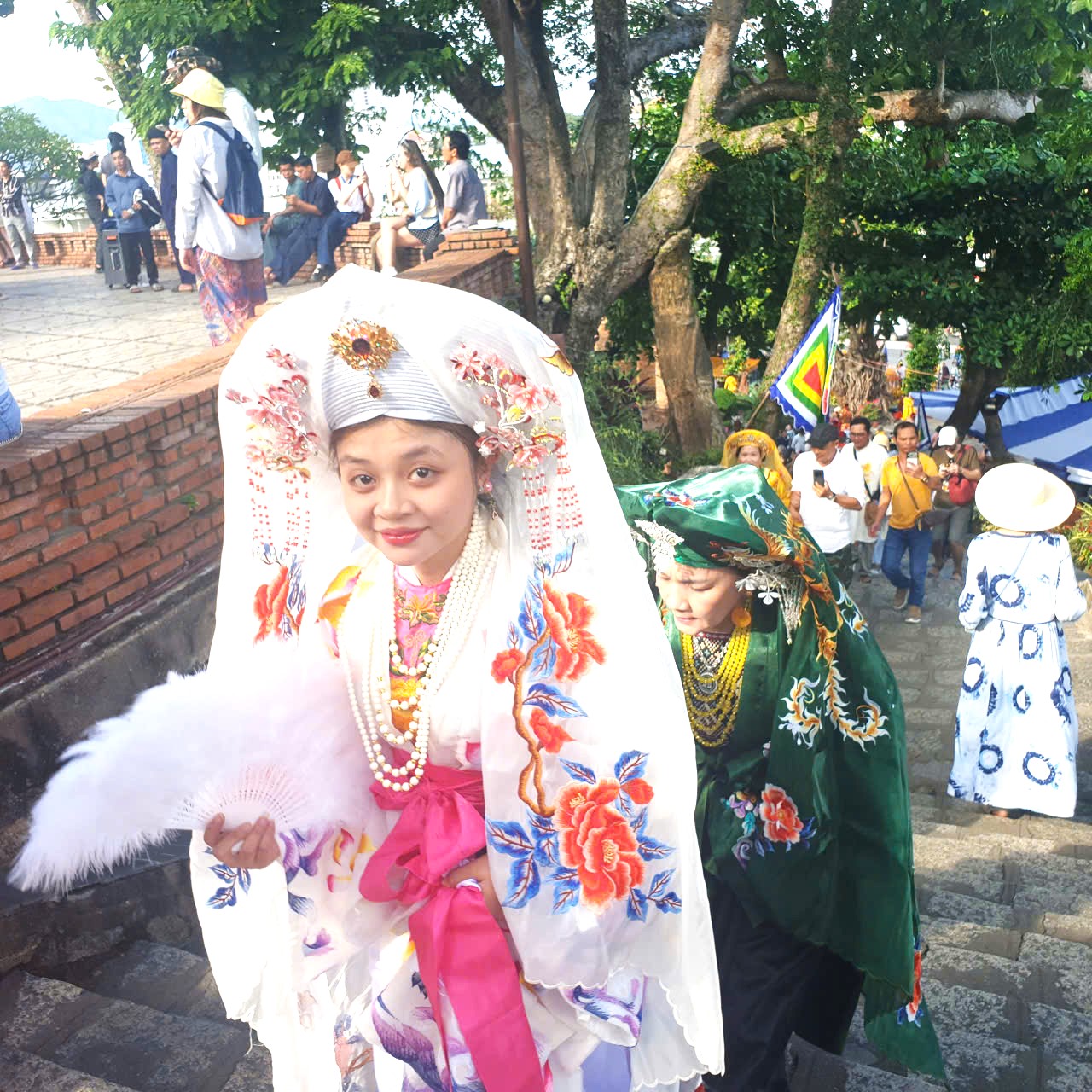 Hân hoan về hầu Mẫu dịp lễ hội Tháp Bà Ponagar