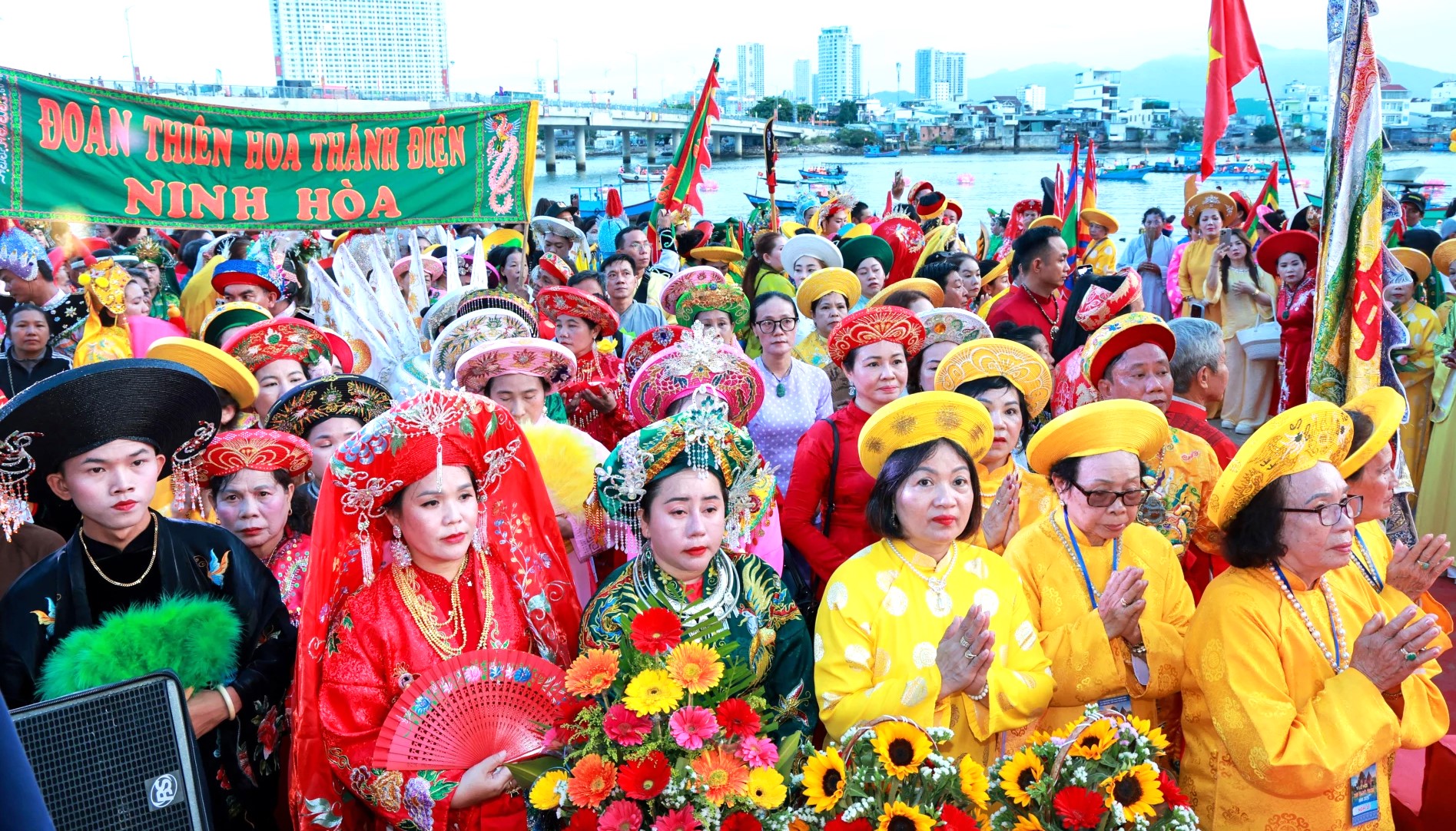 Lễ cầu siêu trước giờ thả hoa đăng bên dòng Sông Cái dưới chân Tháp