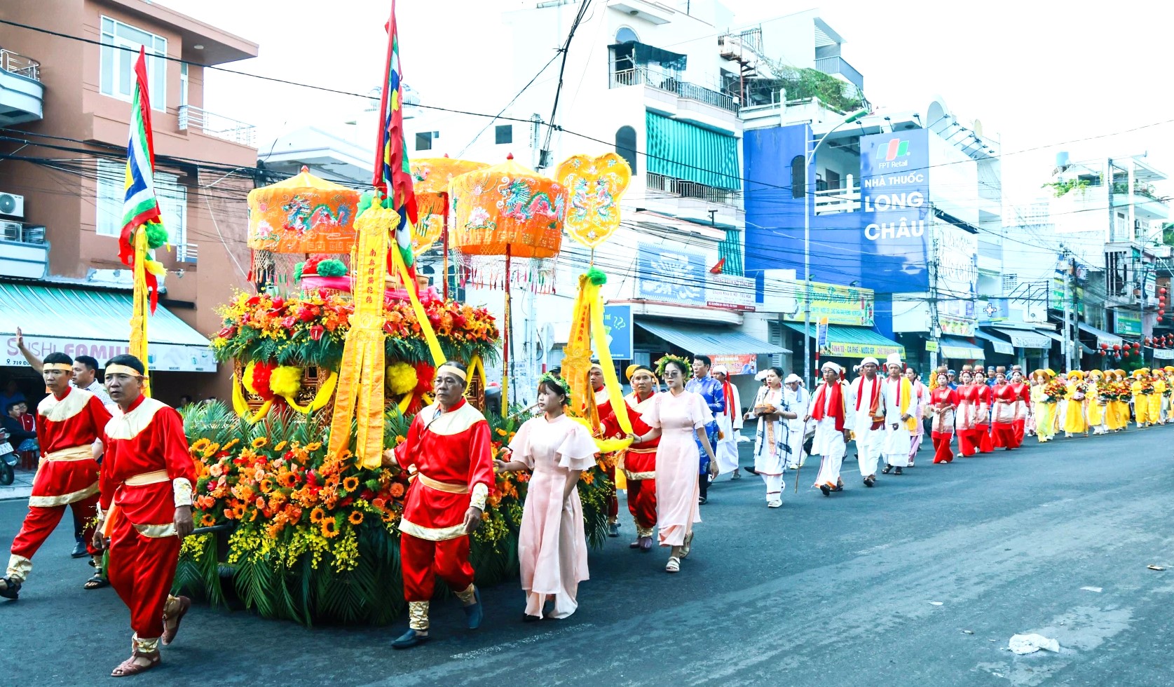 Long trọng và tôn nghiêm đoàn lễ rước nước kéo dài cả km từ Tháp Bà đến Giếng Phật ở Chùa Hải Ấn và quay lại Tháp.