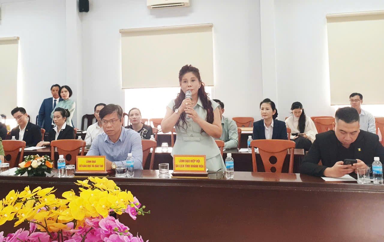 Đại diện lãnh đạo Hiệp hội Du lịch Khánh Hòa phát biểu.