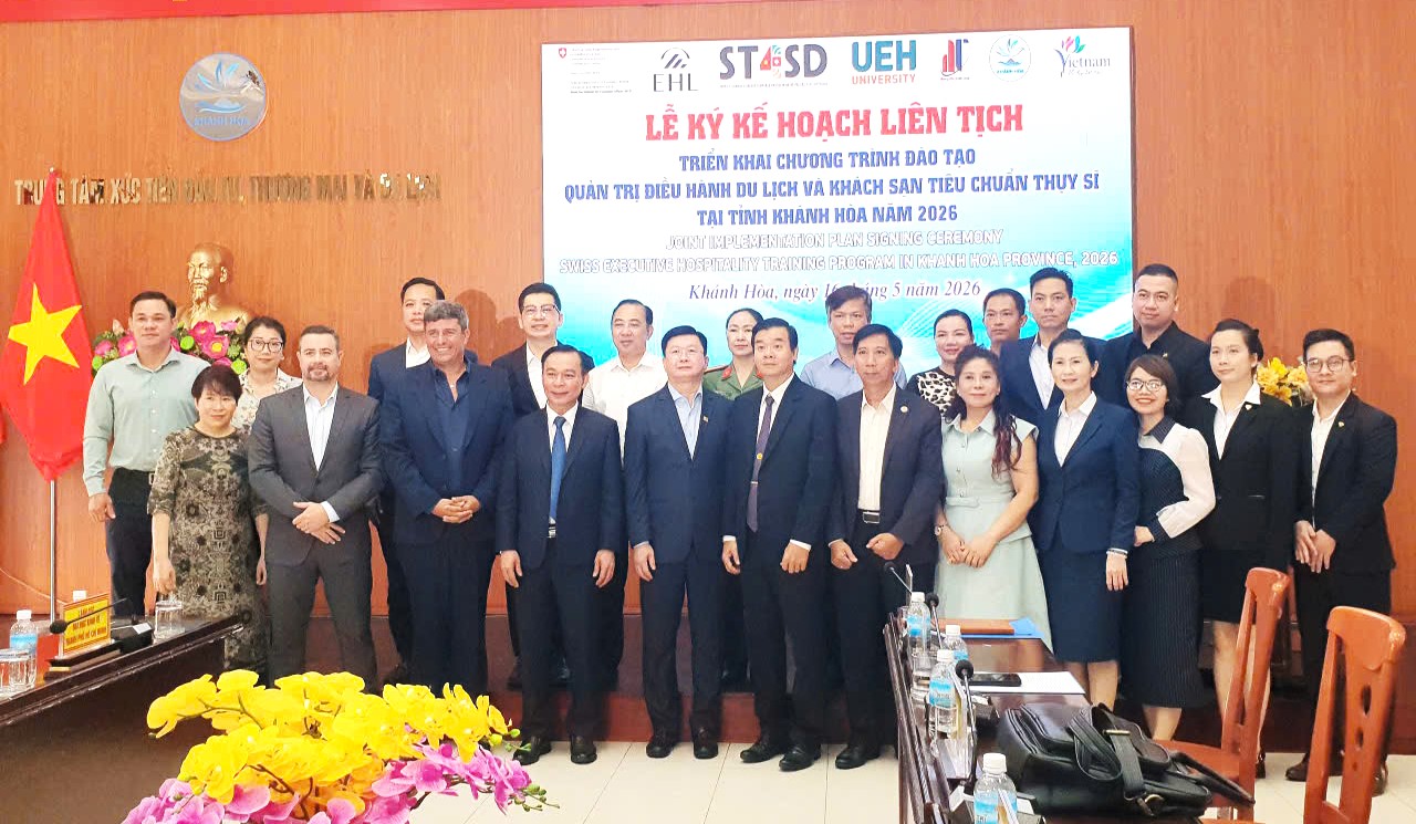 Lãnh đạo 3 bên Thụy Sĩ, UEH và Khánh Hòa cùng chụp ảnh lưu niệm