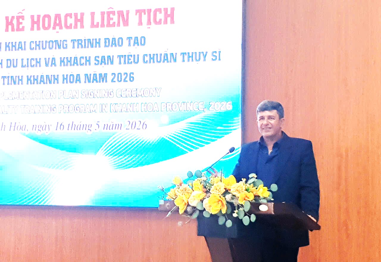 Ông Olivier Messmer, đại diện Dự án ST4SD của Thụy Sĩ giới thiệu về chương trình hợp tác đào tạo.