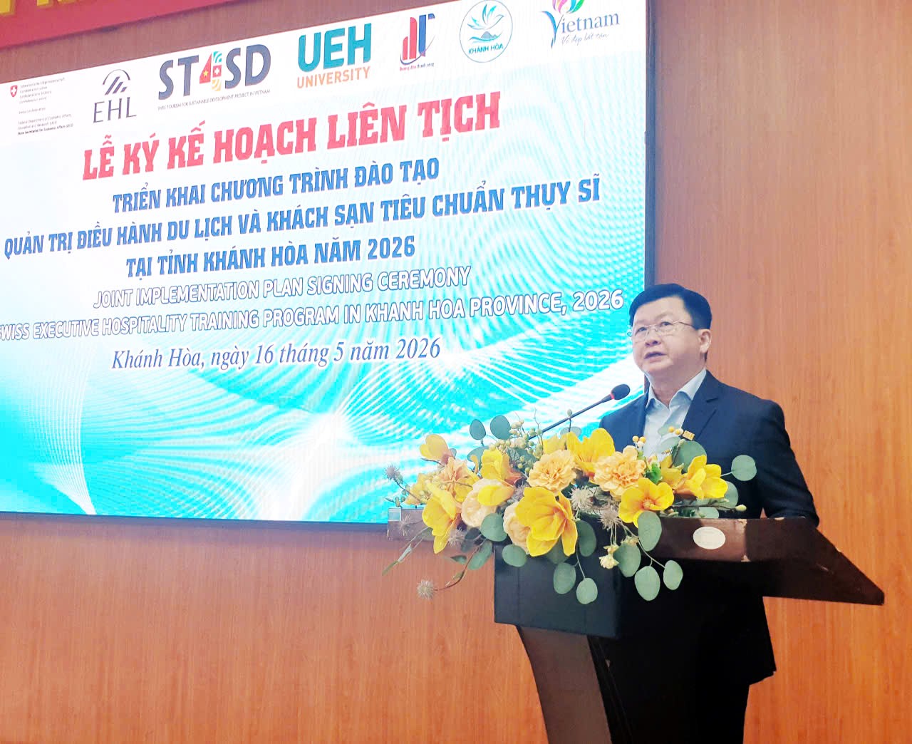 TS.Đinh Công Khải, Phó Giám đốc UEH phát biễu.