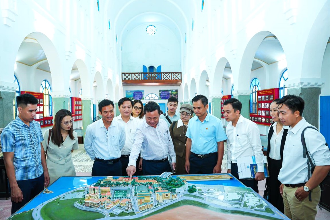 Lãnh đạo NTU đưa đoàn công tác Hội DNT Khánh Hòa tham quan Nhà truyền thống NTU với bề dày gần 70 năm