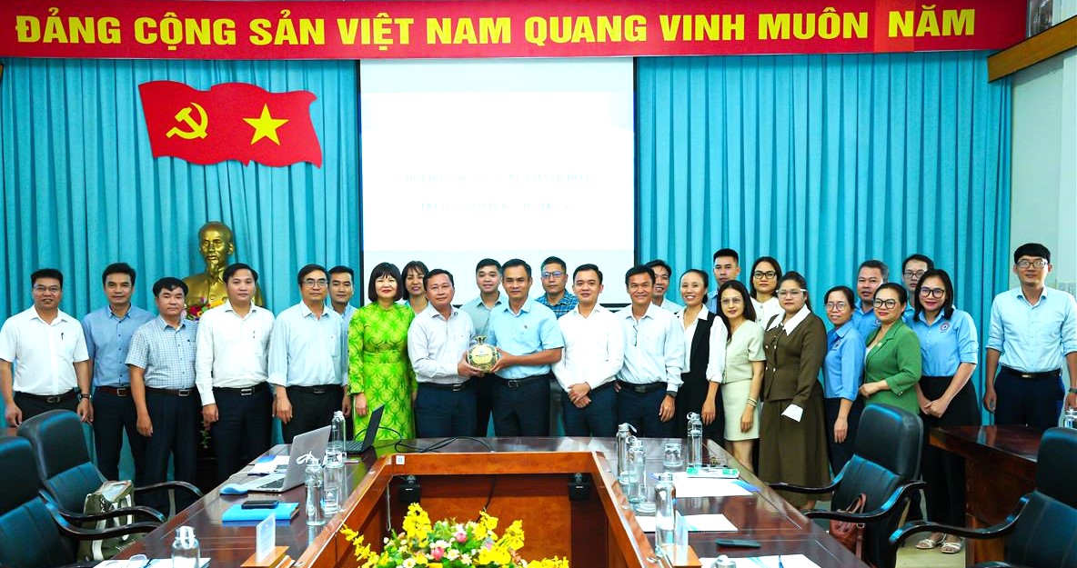 Đoàn DNT đã trao quà và chụp hình lưu niệm cùng BGH NTU 