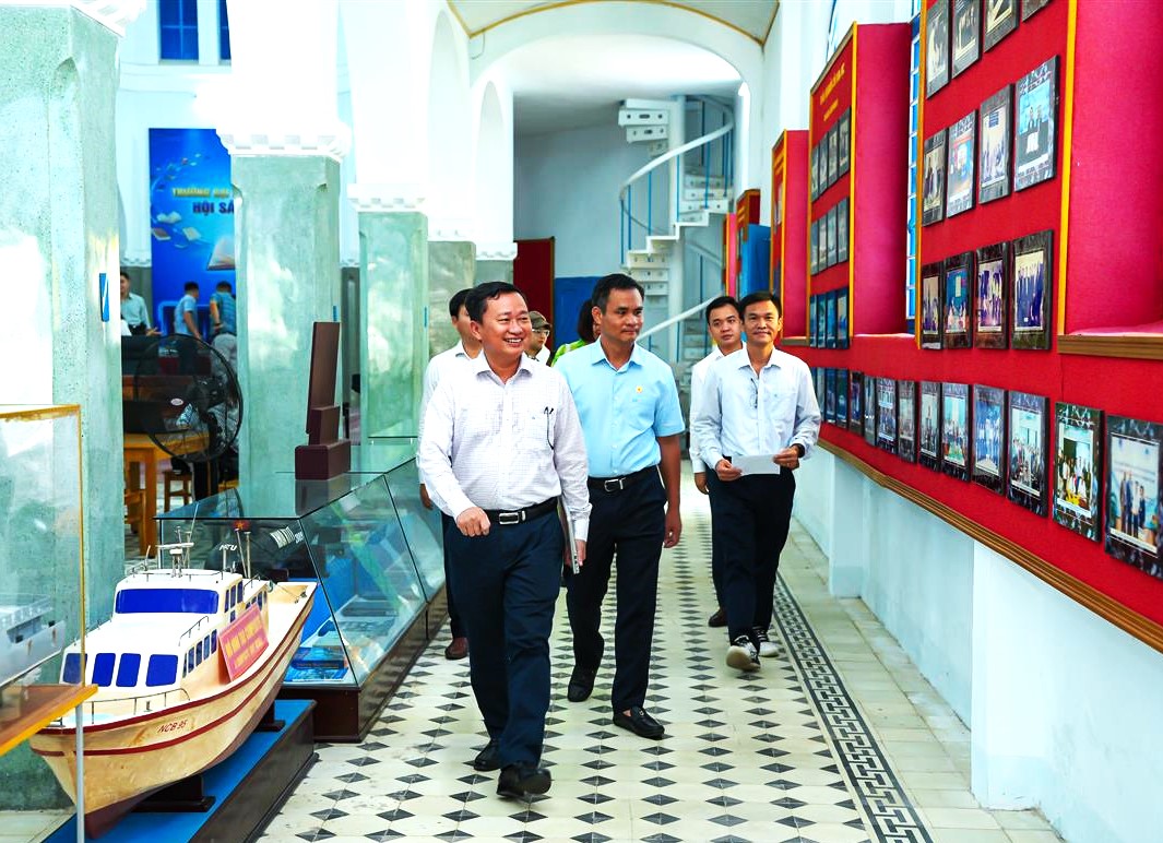               Lãnh đạo NTU đưa đoàn công tác Hội DNT Khánh Hòa tham quan Nhà truyền thống NTU với bề dày gần 70 năm        