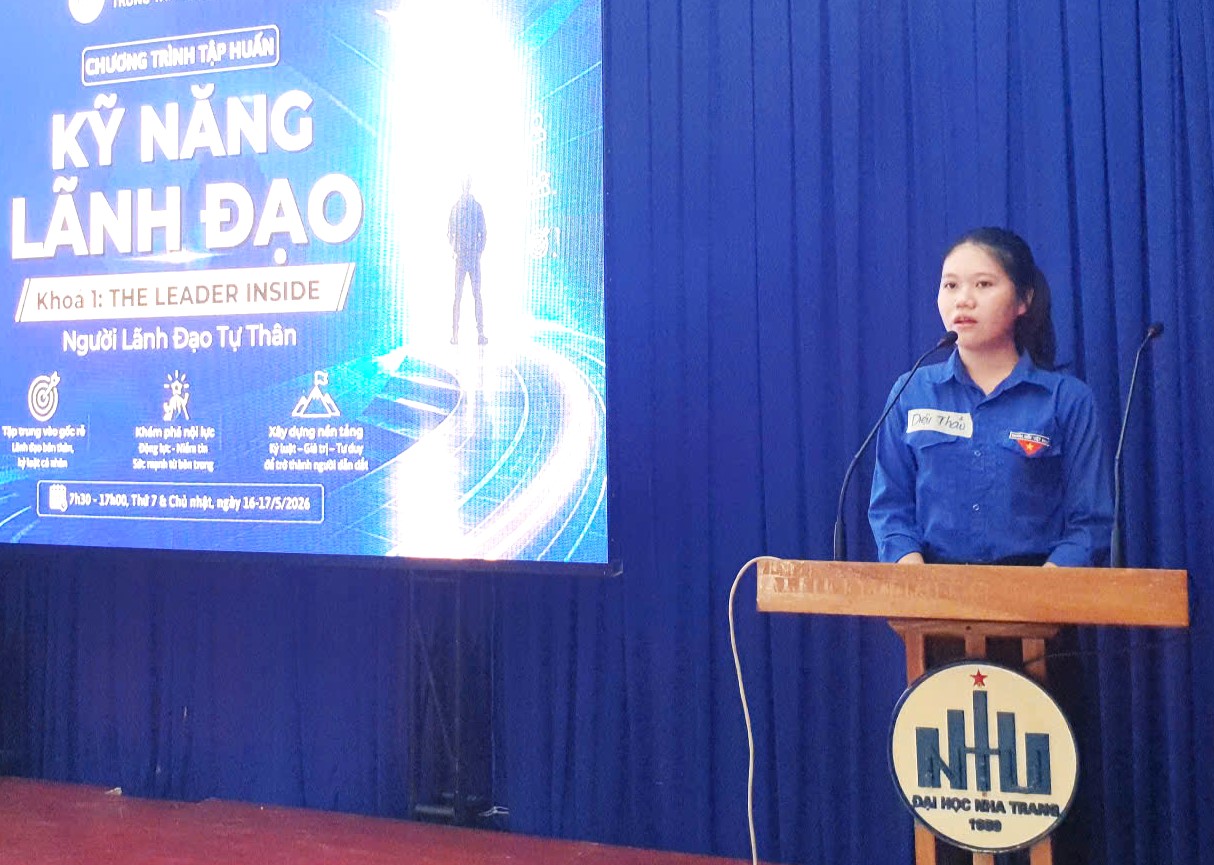 Sinh viên Trương Diệu Thảo, Khoa Tài chính- Ngân hàng đại diện bày tỏ lòng biết ơn với chương trình tập huấn ý nghĩa là động lực phát triển trong học tập và trong cuộc sống