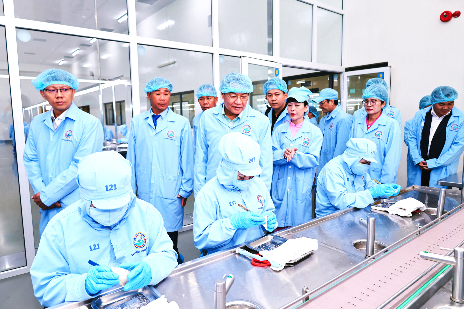 Đoàn tham quan công đoạn rút lông yến theo phương thức thủ công truyền thống