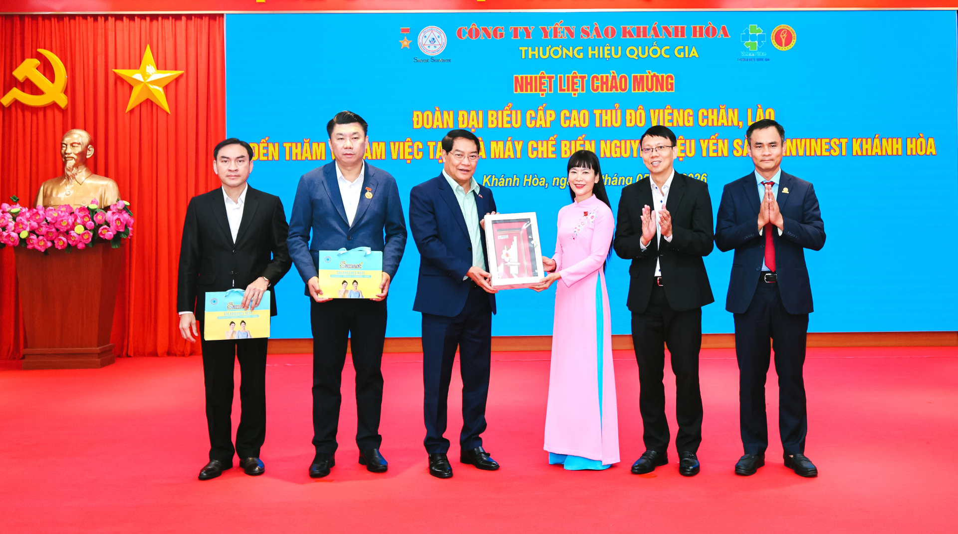 Đại diện Công ty, Bà Trịnh Thị Hồng Vân- Chủ tịch HĐTV đã trao tặng quà lư niệm cho đại diện Đoàn đại biểu cấp cao Lào