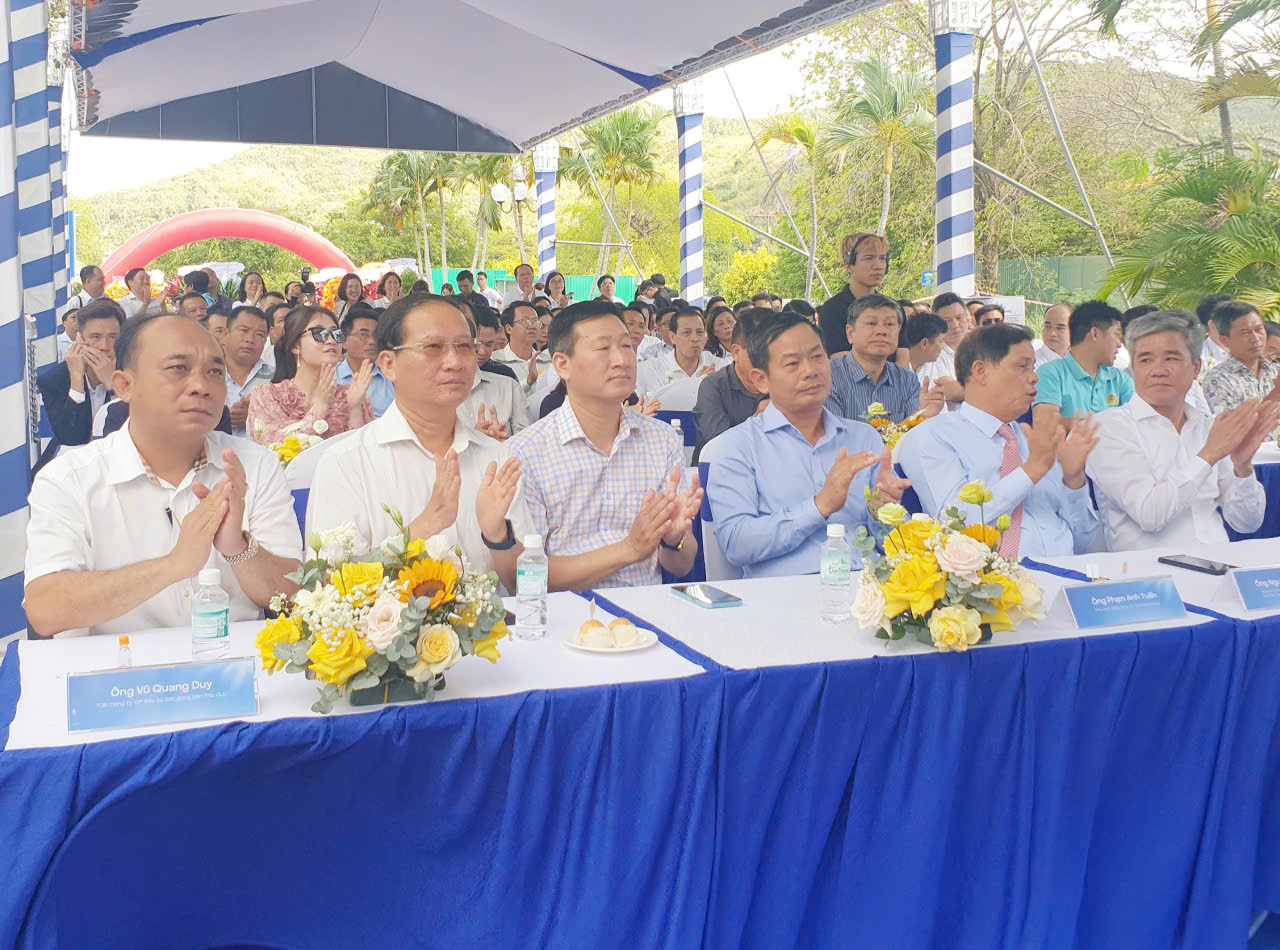 Các đại biểu tham dự tan thán chúc mừng bài phát biểu tâm huyết của đại diện nhà đầu tư
