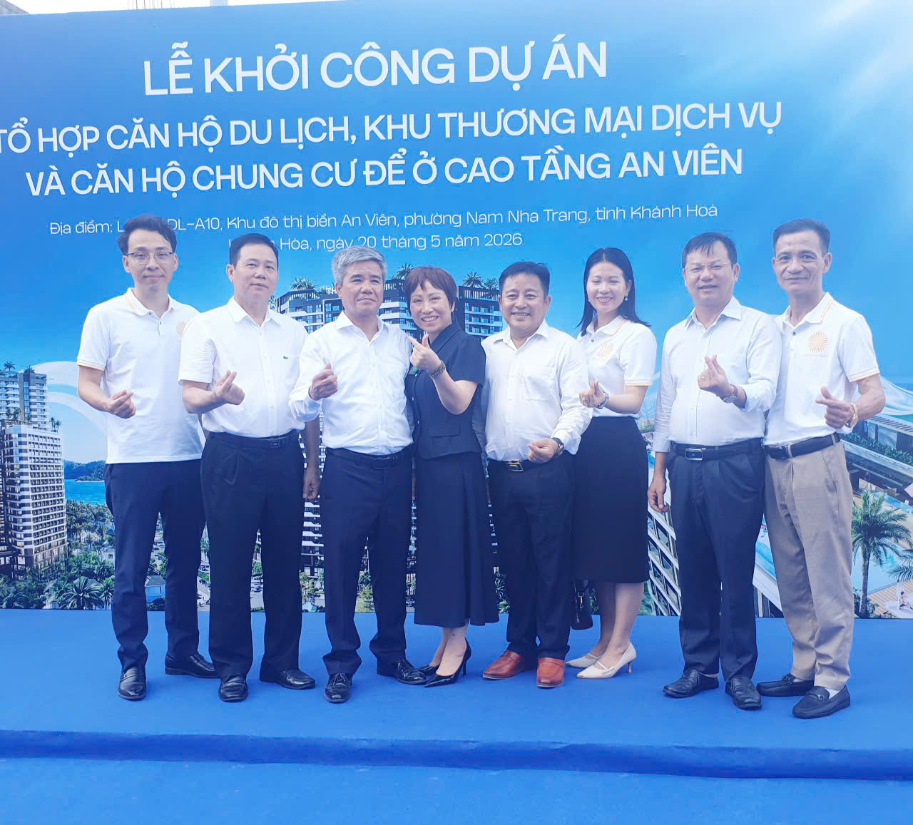 Đại diện chủ đầu tư và các đại biểu cùng check in