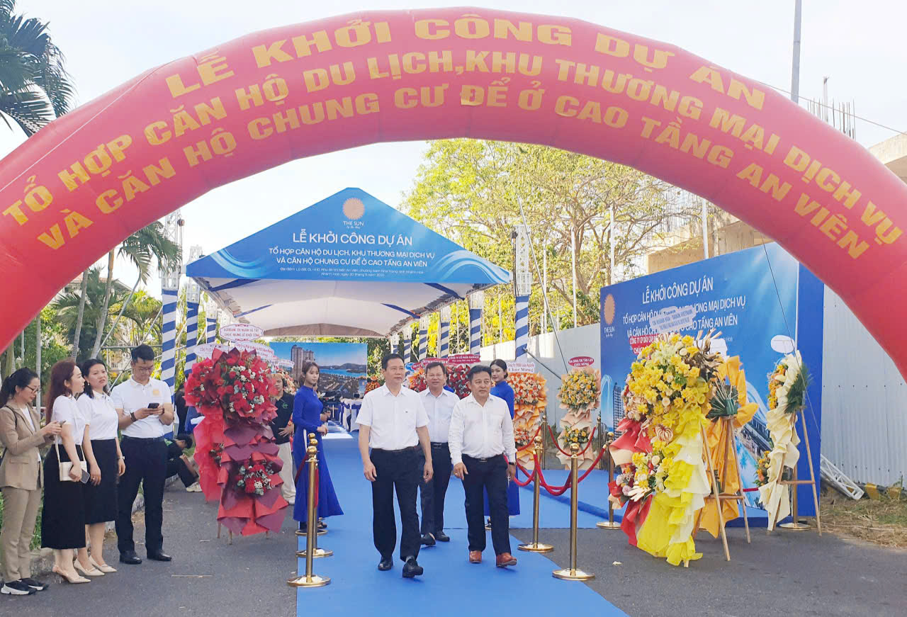 Nhà đầu tư chào đón khách về dự lễ khởi công Nghi lễ múa lân chúc mừng động thổ