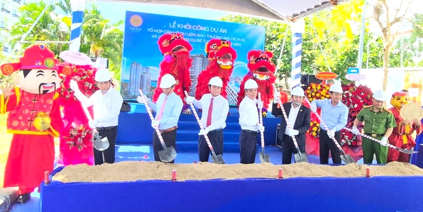 Lãnh đạo tỉnh, chủ đầu tư cùng đại diện các đơn vị thi công, giám sát thực hiện nghi thức khởi công dự án Tổ hợp căn hộ du lịch, khu thương mại dịch vụ và căn hộ chung cư cao tầng An Viên