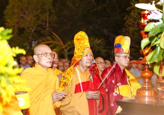 Chư Tôn Trưởng lão niệm hương, đảnh lễ Tam bảo trước khi bước vào nghi lễ tắm Phật