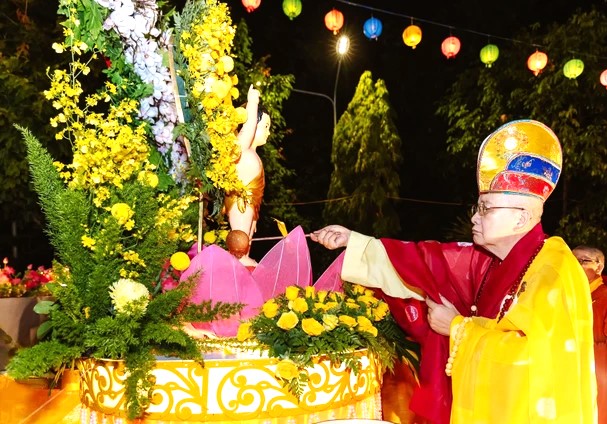Đại lão Hòa Thượng- chủ lễ thực hiện nghi thức Lễ Tắm Phật tại Trụ sở Ban Trị sự Khánh Hòa- chùa Long Sơn