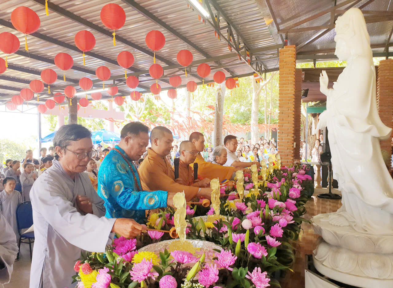 Đại diện lãnh đạo Sở VHTTDL Khánh Hòa, Chủ tịch Hiệp hội Du lịch Khánh Hòa cùng Chư Tôn Tăng sĩ chùa Pháp Sơn thực hành nghi lễ tắm Phật