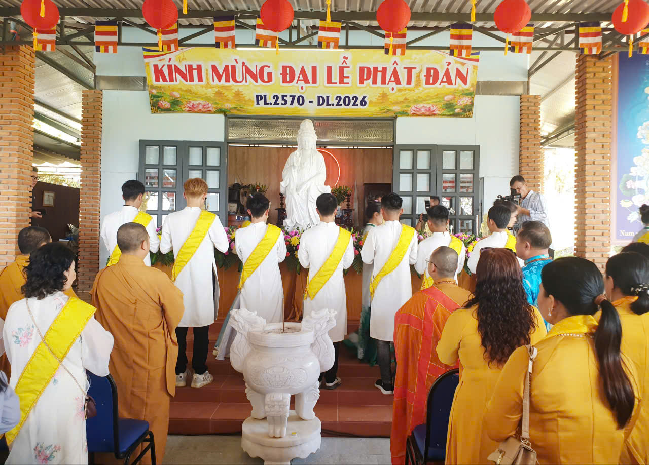 Nghi lễ cung rước tôn tượng Đức Phật sơ sanh tại chùa Pháp Sơn, Nha Trang