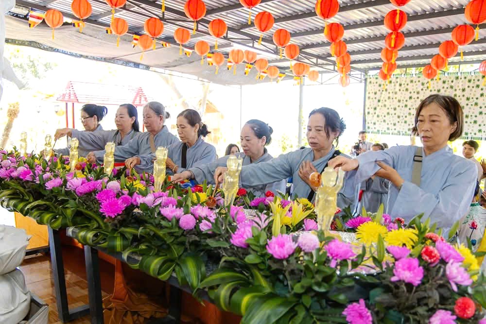 Hàng trăm Phật tử hội tụ về chùa Pháp Sơn dự lễ Tắm Phật