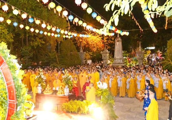 Hàng trăm Chư Tăng, Ni, Phật tử vân tập về chùa Long Sơn dự Lễ Tắm Phật 